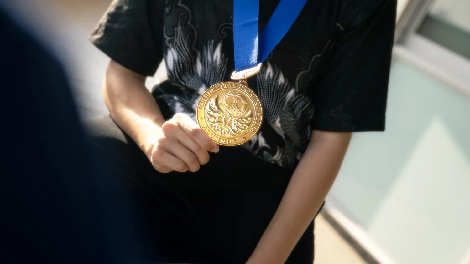 Closing portrait, graduation photo Petra Surabaya — Stefanoes Visual