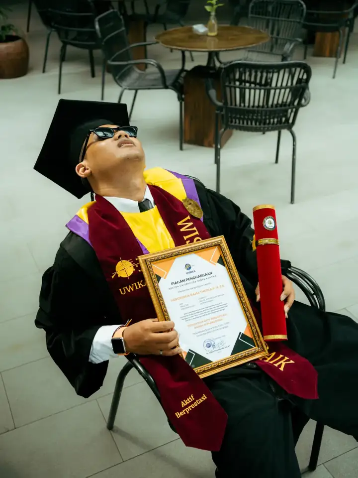 Widya Kartika graduation photographer — Theola, by Stefanoes Visual