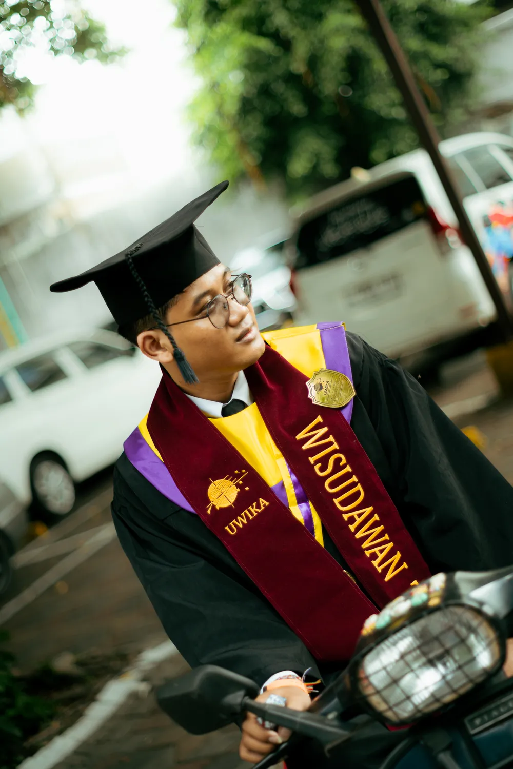 Candid graduation moment, Widya Kartika University Surabaya — Widya Kartika graduation photographer
