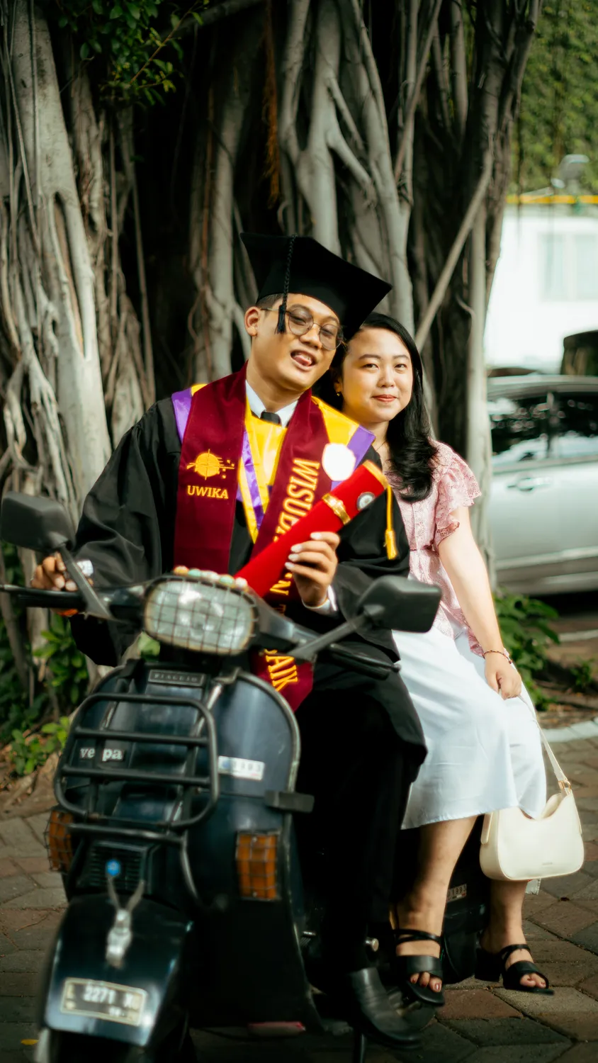 Candid graduation moment, Widya Kartika University Surabaya — Widya Kartika graduation photographer